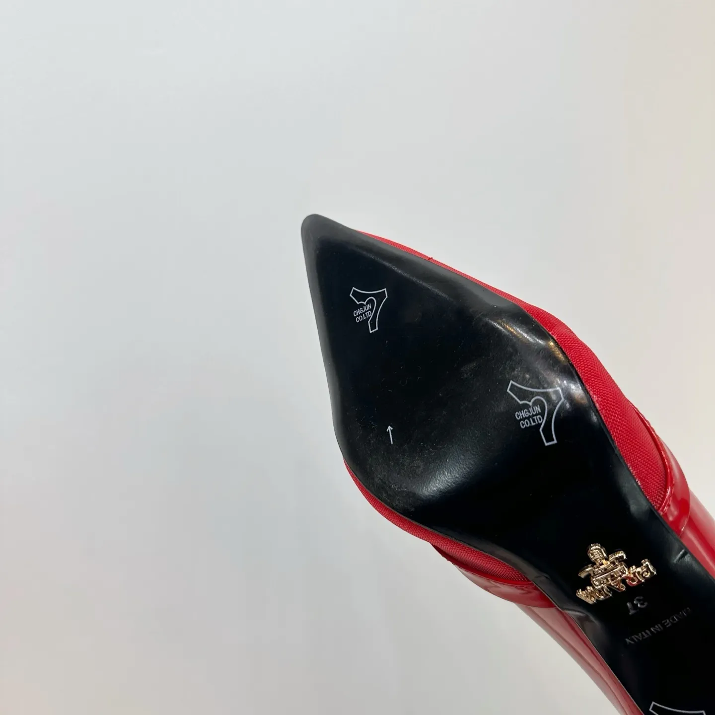 👟👟Ex-factory price 560👟👟 2025 SSS launches Prada’s latest long boots, sandals, thin heels, empty backs, thick heels series ————————🆚🆚🆚 💥PRADA's early spring T-stage catwalk show is the same style as "Dreams Never Sleep". Prada can use it on important occasions. The fresh style has a bit of nobility and is perfect on the feet. 💃💃 Wear this shoe with it. It is elegant and crystal clear, regardless of various accessories. The materials are all exclusively customized one-to-one and must be zero-distance from the original. The entire series is full of exciting and unexpected combinations of elements. The expression of different materials and textures of fabrics has a strong artistic flavor, allowing you to appreciate the ever-changing style of Prada girls. 1⃣ Upper: Made of open-edge bead➕mesh 2⃣ Lining: imported sheepskin 3⃣ Outsole: Italian original genuine leather outsole Heel height 7.5 4⃣🔺Original labeling feet, stock code number 35M-39M (40 41 42 customized, non-returnable and non-exchangeable).